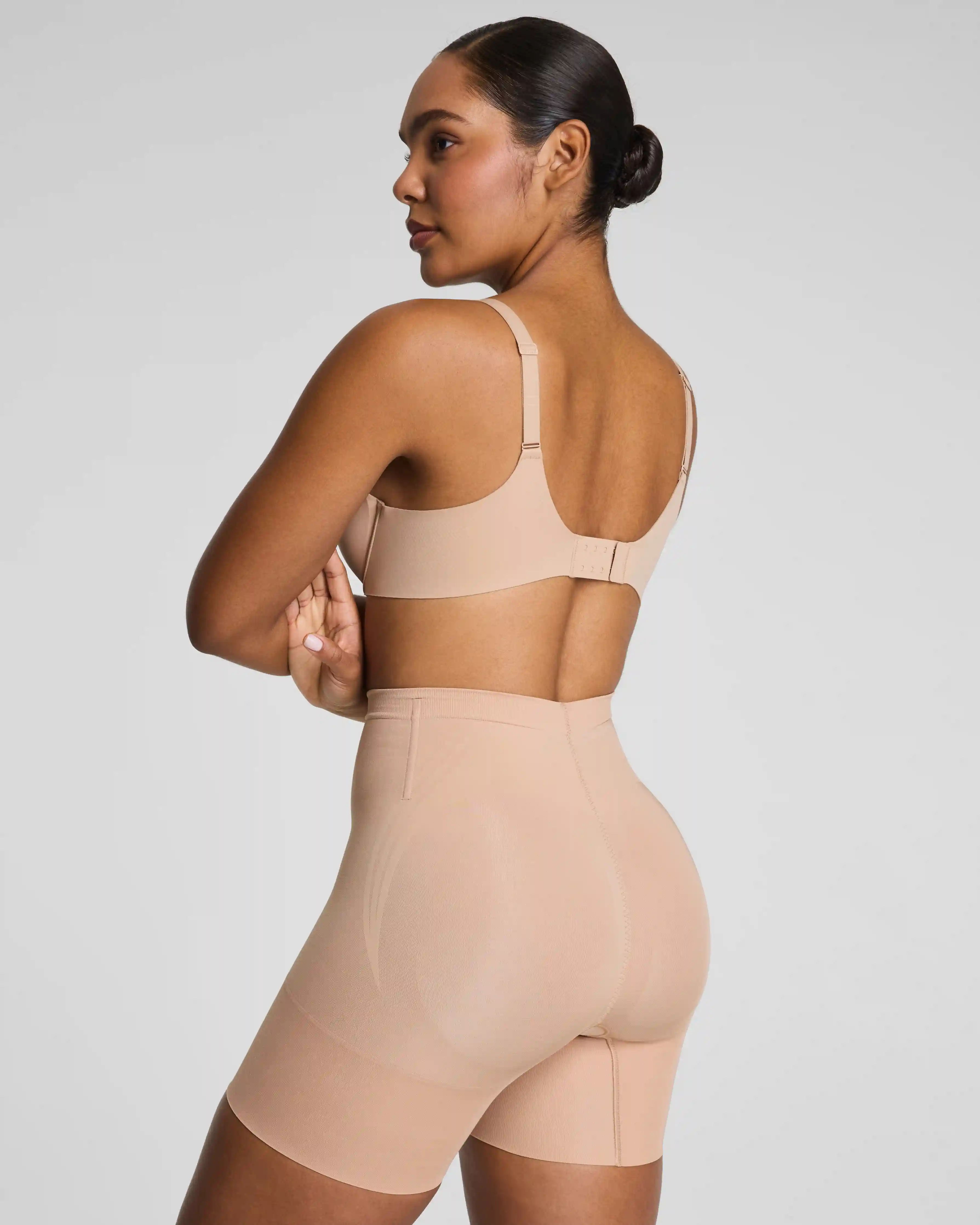 Alternative view of SPANXsculpt®  GoFigure Mid-Thigh Short | Chai